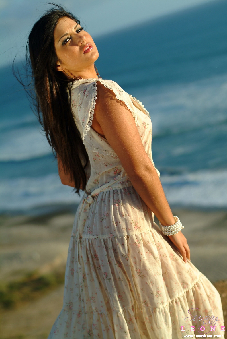 sunny leone naked beach pics sunny leone naked beach pics